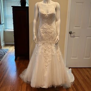 Worn Beautiful Maggie Sotero wedding dress. Ivory. Size 6 ish